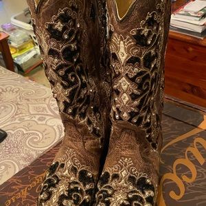 Size 8 Corral tan with black sequins LIKE NEW!